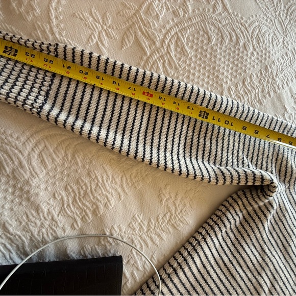 J CREW Blue and Cream Men's Sweater - Picture 10 of 11